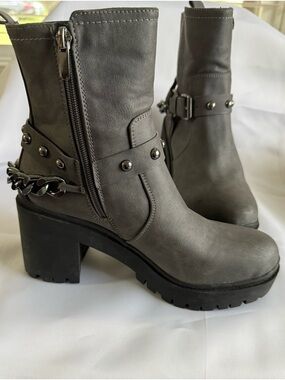 Nine West Women's Gray Chunky Heel Stud & Chain boot - Size 6 1/2